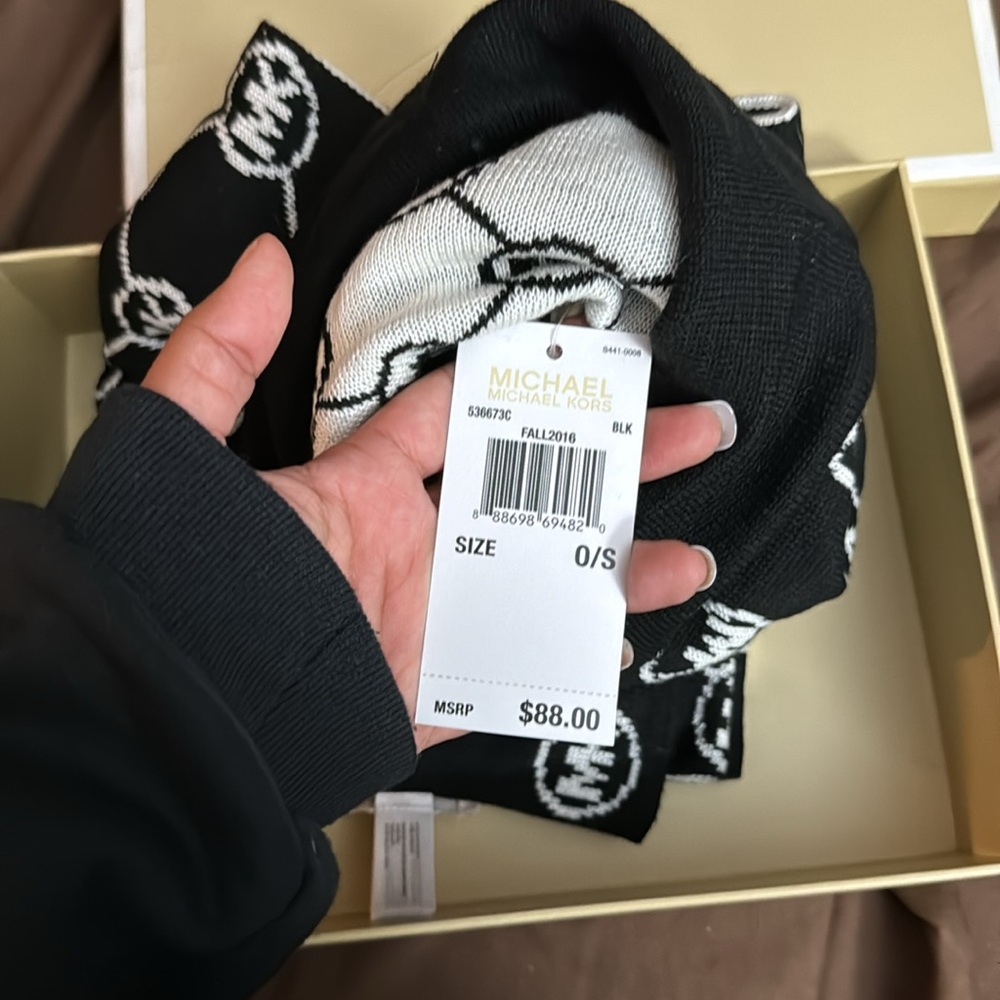 Michael Kors, hat and scarf set never worn still attached to scarf - Picture 5 of 5